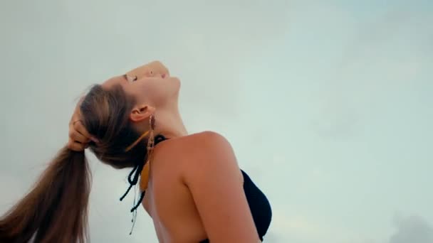 Schönes Mädchen Mit Langen Glatten Haaren Genießt Den Wind Strand — Stockvideo