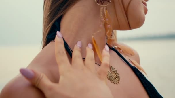 Piękna Dziewczyna Długimi Prostymi Włosami Dotyka Szyi Plaży Patrzy Kamerę — Wideo stockowe