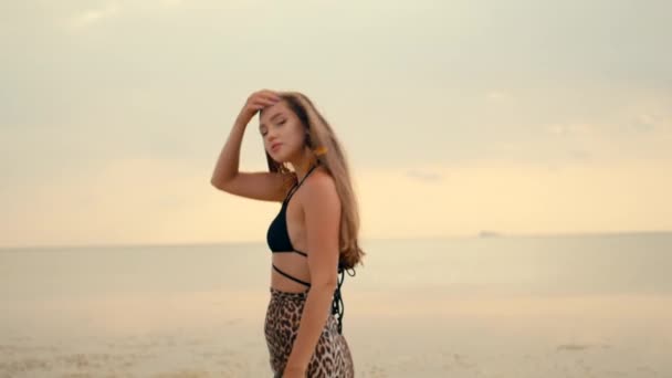 Mooi Langharig Meisje Loopt Slow Motion Het Strand Bij Zonsondergang — Stockvideo