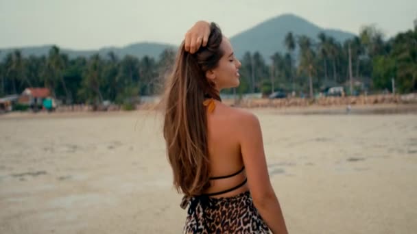 Krásná Dlouhosrstá Dívka Pomalu Otáčí Pláži Při Západu Slunce Anamorfní — Stock video