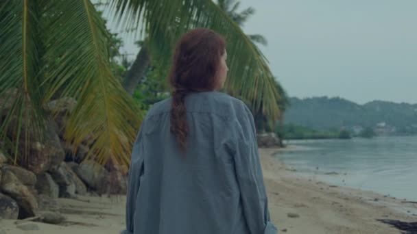 Молодая Женщина Ходит Одна Песчаному Берегу Моря Печально Глядя Горизонт — стоковое видео