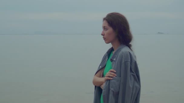 Eine Junge Frau Geht Allein Einem Sandstrand Meer Und Blickt — Stockvideo