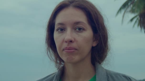 Молода Жінка Плаче Пляжі Сумно Дивлячись Горизонт Повільному Русі — стокове відео