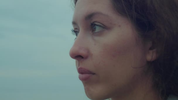 Młoda Kobieta Płacze Plaży Patrząc Smutno Horyzont Zwolnionym Tempie — Wideo stockowe