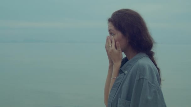 Genç Bir Kadın Sahilde Ağlıyor Üzgün Bir Şekilde Ufka Bakıyor — Stok video