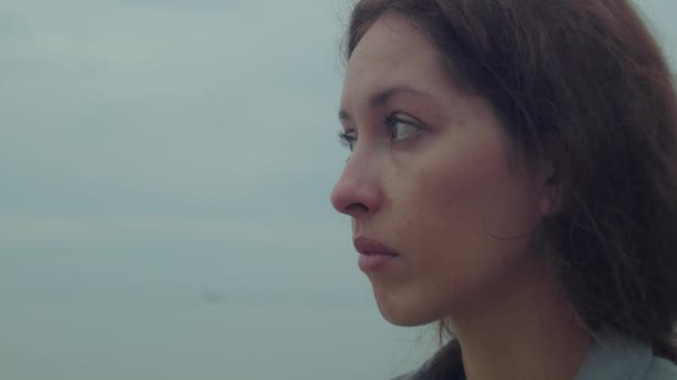 Ung Kvinna Gråter Stranden Tittar Sorgset Horisonten Slow Motion — Stockvideo