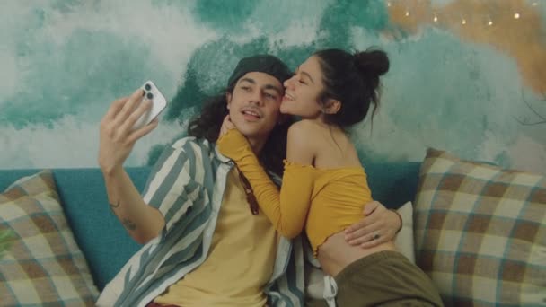 Aşık Genç Bir Çift Telefonda Selfie Çekiyor Gülen Seven Konuşan — Stok video