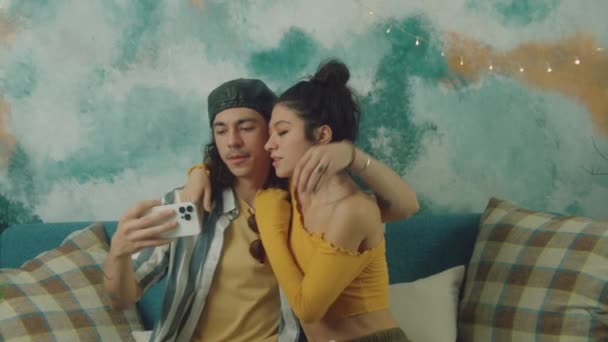 Aşık Genç Bir Çift Telefonda Selfie Çekiyor Gülen Seven Konuşan — Stok video