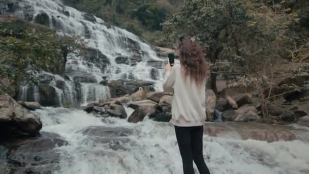 Una Joven Toma Una Foto Una Majestuosa Cascada Norte Tailandia — Vídeo de stock