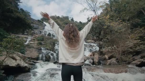 Eine Junge Frau Hebt Einem Majestätischen Wasserfall Nordthailand Die Hände — Stockvideo