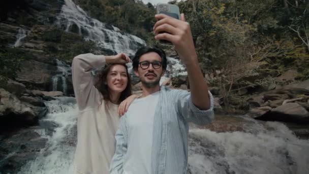 Una Pareja Tomando Selfies Una Majestuosa Cascada Norte Tailandia Disparo — Vídeos de Stock