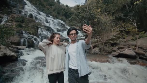 Una Pareja Tomando Selfies Una Majestuosa Cascada Norte Tailandia Disparo — Vídeos de Stock