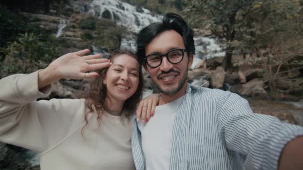 Casal Tirando Selfies Uma Cachoeira Majestosa Norte Tailândia Lento Tiro — Vídeo de Stock