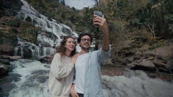 Una Pareja Tomando Selfies Una Majestuosa Cascada Norte Tailandia Disparo — Vídeo de stock