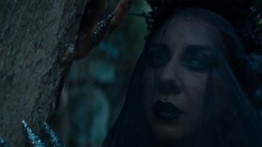 Cadı olarak kadın portresi. Cadılar Bayramı, kostüm. Yüksek kalite 4 bin yavaş çekim görüntüsü