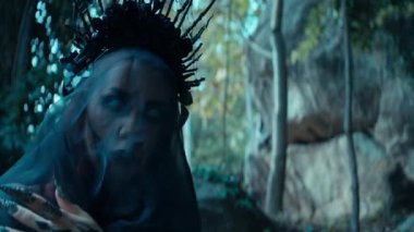 Cadı olarak kadın portresi. Cadılar Bayramı, kostüm. Yüksek kalite 4 bin yavaş çekim görüntüsü