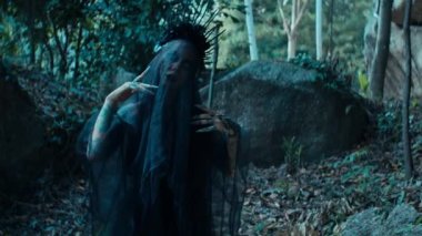 Cadı olarak kadın portresi. Cadılar Bayramı, kostüm. Yüksek kalite 4 bin yavaş çekim görüntüsü