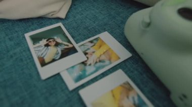 Kanepenin üzerinde genç bir çiftin ve bir anlık kameranın görüntüleri vardı. Yavaş çekim