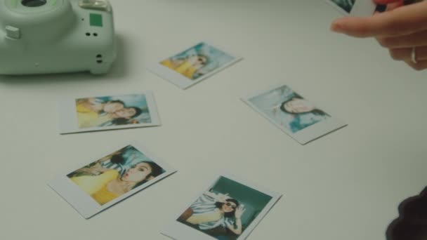 Masanın Üzerinde Genç Bir Çiftin Bir Anlık Kameranın Görüntüleri Vardı — Stok video