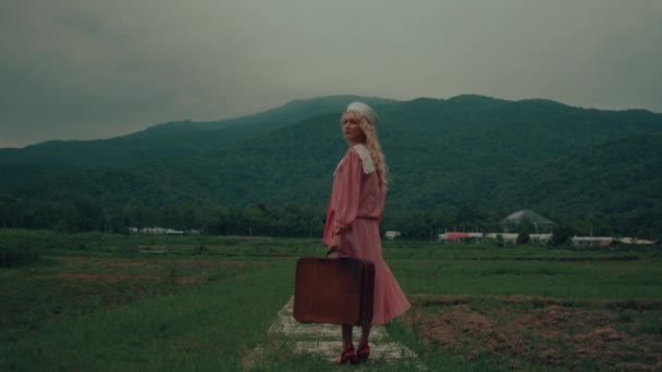 Junges Mädchen Vintage Kleid Und Mit Einem Vintage Koffer Vor — Stockvideo