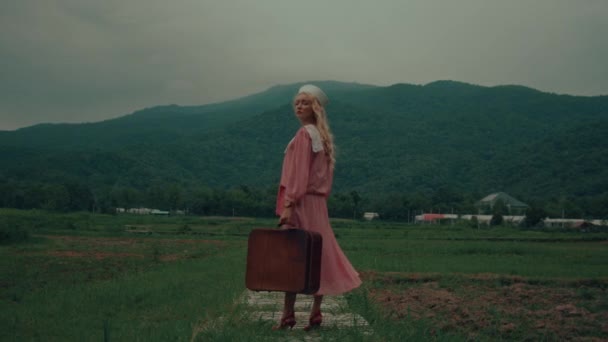 Junges Mädchen Vintage Kleid Und Mit Einem Vintage Koffer Vor — Stockvideo
