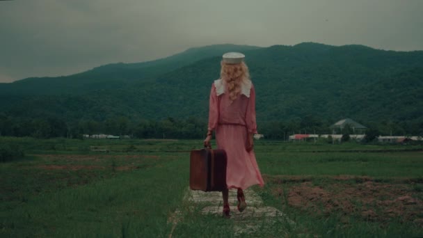 Een Jong Meisje Een Vintage Jurk Met Een Vintage Koffer — Stockvideo