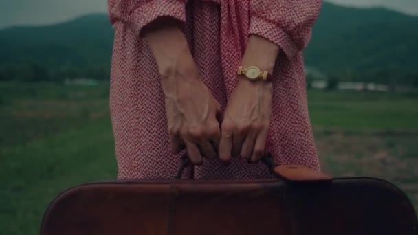 Κοντινό Πλάνο Γυναικείων Χεριών Ένα Κορίτσι Ένα Παλιό Φόρεμα Κρατάει — Αρχείο Βίντεο