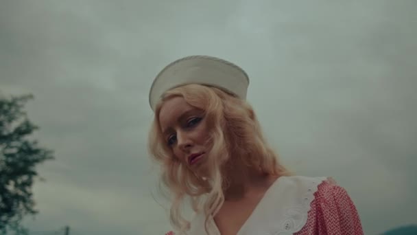 Gadis Muda Dalam Gaun Vintage Dan Dengan Topi Antik Melihat — Stok Video