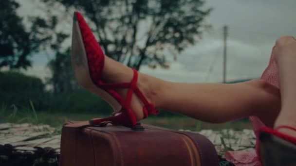 Close Pés Femininos Sapatos Vermelhos Mala Retro Imagens Câmera Lenta — Vídeo de Stock