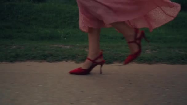 Primer Plano Pies Femeninos Caminando Zapatos Rojos Imágenes Alta Calidad — Vídeos de Stock