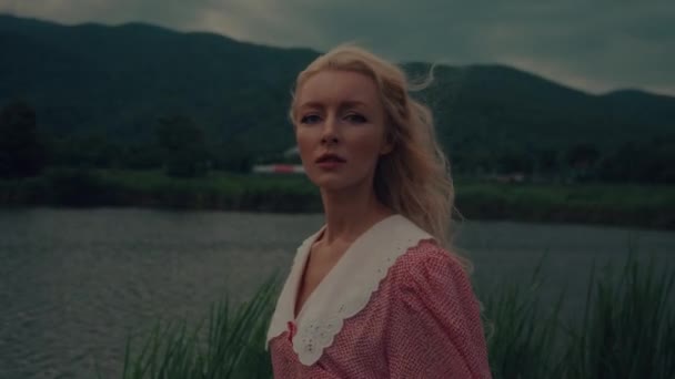 Kvinnan Vintageklänning Går Vid Sjön Vid Solnedgången Högkvalitativ Slow Motion — Stockvideo