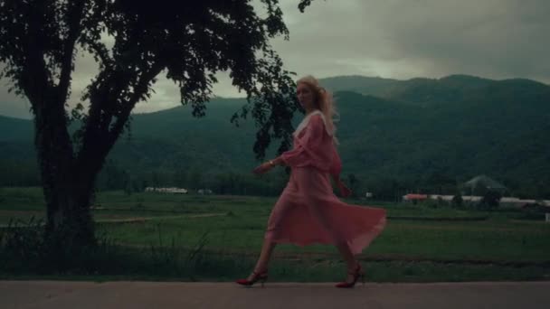 Vrouw Een Vintage Jurk Rode Schoenen Die Weg Lopen Hoge — Stockvideo