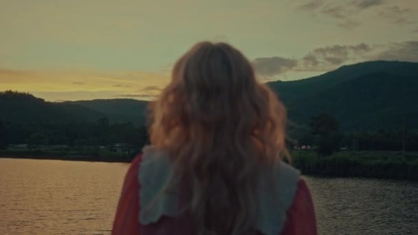 Soustřeď Pozadí Žena Starých Šatech Břehu Jezera Rozhlížející Západu Slunce — Stock video