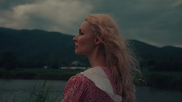 Kvinnan Vintageklänning Går Vid Sjön Vid Solnedgången Högkvalitativ Slow Motion — Stockvideo
