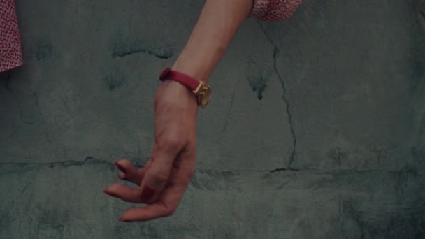 Close Uma Mão Mulheres Com Relógio Vintage Fundo Concreto Imagens — Vídeo de Stock