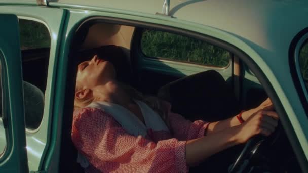 Uma Menina Vestido Vintage Rosa Sentado Cansado Carro Retro Dia — Vídeo de Stock