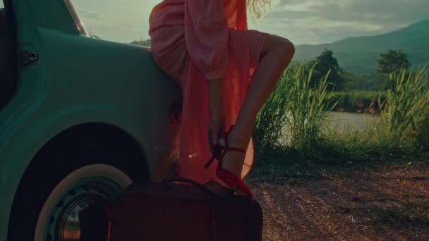 Portret Dziewczyny Różowej Sukience Vintage Siedzącej Bagażniku Turkusowego Samochodu Retro — Wideo stockowe
