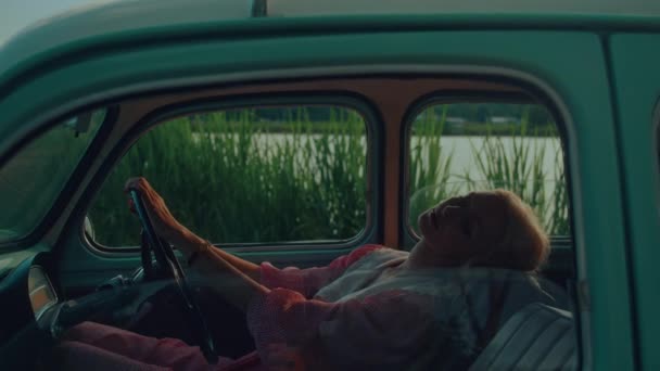 Dziewczyna Różowej Sukience Vintage Siedząca Zmęczona Samochodzie Retro Upalny Dzień — Wideo stockowe