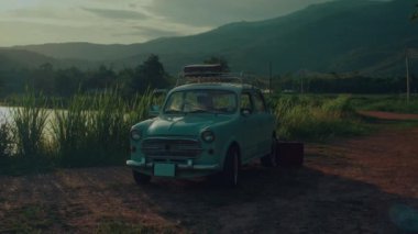 Yaz günü Country Road 'a park edilmiş klasik eski bir araba. Retro Auto 'da bir gezi. Yaz tatili ya da tatil kavramı. Ağır çekim. Yüksek kalite 4k görüntü