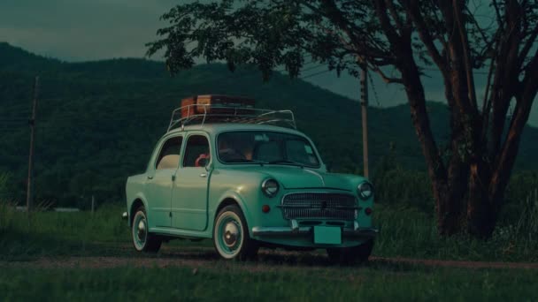 Klassieke Oude Auto Geparkeerd Landweg Zomerdag Trip Bij Retro Auto — Stockvideo