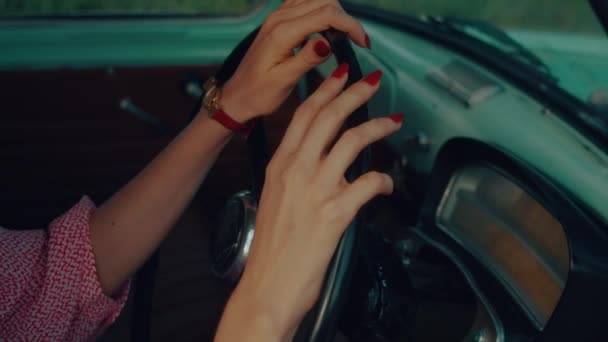 Zbliżenie Kobiecych Dłoni Dotykających Kierownicy Samochodu Retro Wysokiej Jakości Materiał — Wideo stockowe