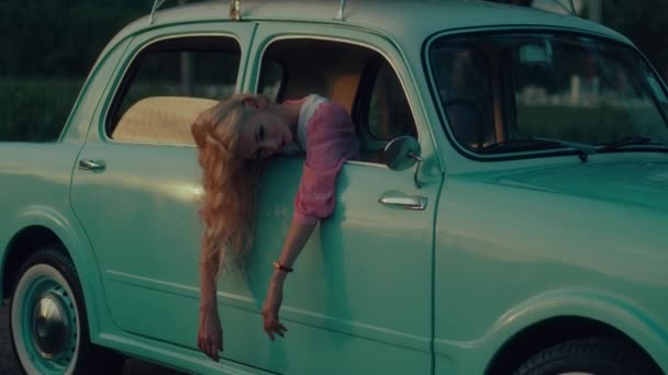 Eskimiş Pembe Elbiseli Uzun Saçlı Kız Eski Bir Arabanın Kapısında — Stok video