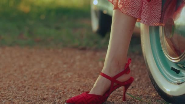 Zbliżenie Kobiet Stóp Czerwonych Butach Pobliżu Samochodu Retro Vintage Stylu — Wideo stockowe