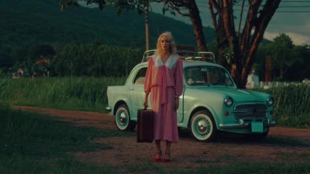 Eine Blondine Einem Rosa Vintage Kleid Lässt Vor Ihrem Türkisfarbenen — Stockvideo