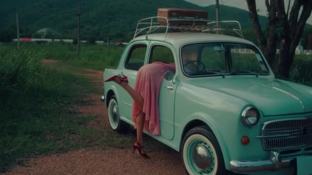 Långhårig Flicka Vintage Rosa Klänning Hängande Dörren Till Retro Bil — Stockvideo