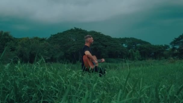 Chitarrista Sta Suonando Cantando Vicino Lago Filmato Mano Alta Qualità — Video Stock