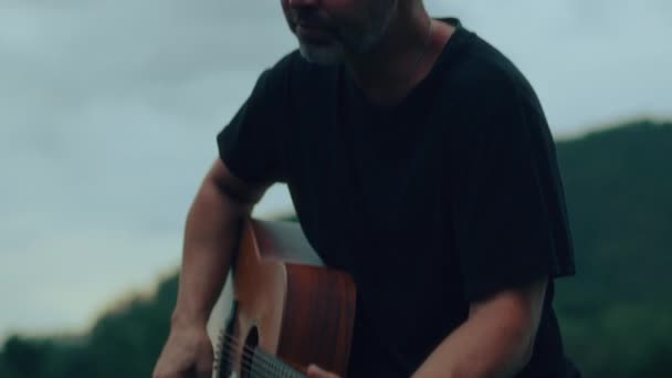 Gitarristen Spelar Och Sjunger Nära Sjön Högkvalitativ Handhållen Bild Film — Stockvideo