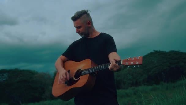 Gitarristen Spelar Och Sjunger Känslomässigt Högkvalitativ Handhållen Bild Film — Stockvideo