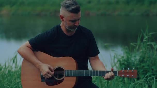 Gitarist Göl Kenarında Çalıyor Şarkı Söylüyor Yüksek Kaliteli Kamerası Görüntüsü — Stok video