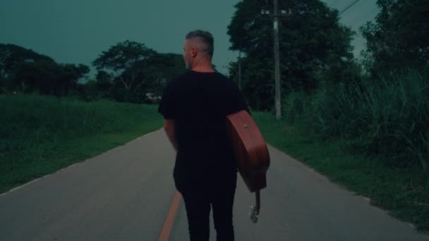 Guitarrista Está Caminando Camino Alta Calidad Filmación Mano — Vídeo de stock
